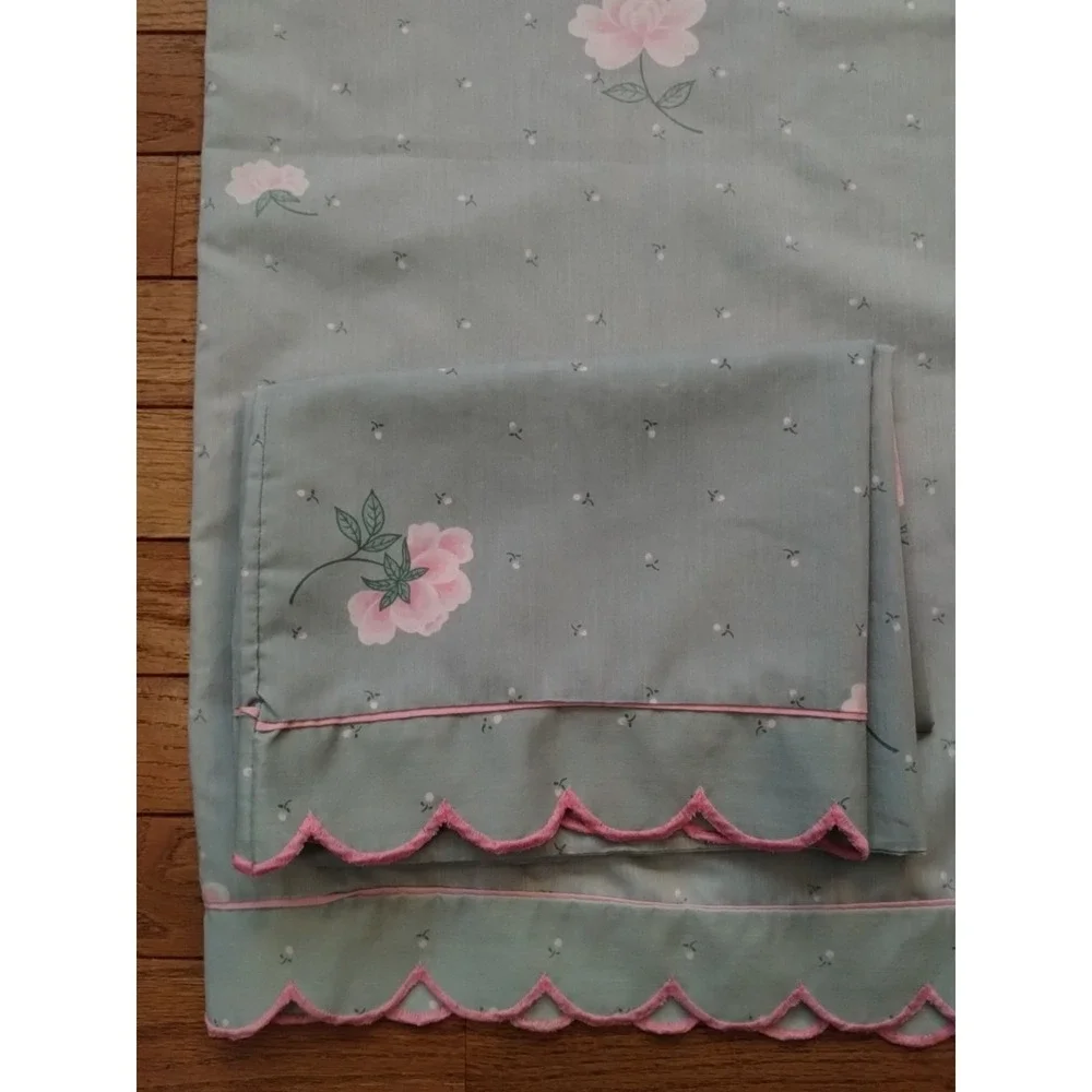 Set Of 2 Vintage Pillowcases Scalloped Edge Rose Bud Floral Print 30